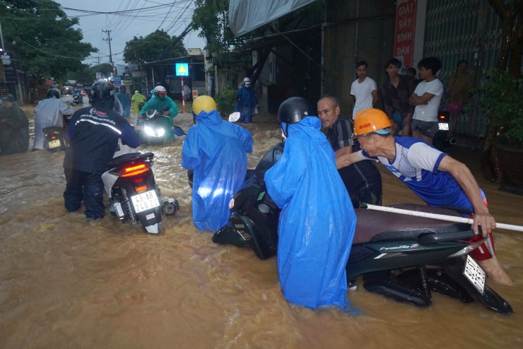 CLIP: Mưa lớn gây ngập nặng, nước cuồn cuộn tràn qua đường Âu Cơ ở Đà Nẵng - 3