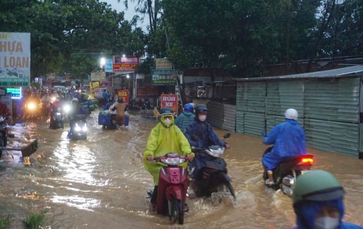 CLIP: Mưa lớn gây ngập nặng, nước cuồn cuộn tràn qua đường Âu Cơ ở Đà Nẵng - 5
