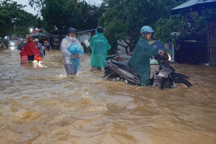 CLIP: Mưa lớn gây ngập nặng, nước cuồn cuộn tràn qua đường Âu Cơ ở Đà Nẵng - 4