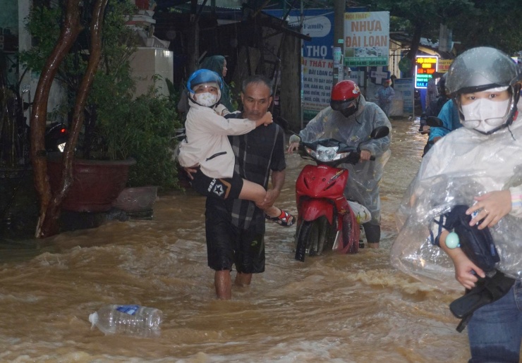 CLIP: Mưa lớn gây ngập nặng, nước cuồn cuộn tràn qua đường Âu Cơ ở Đà Nẵng - 6