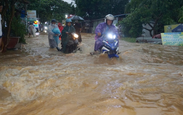 CLIP: Mưa lớn gây ngập nặng, nước cuồn cuộn tràn qua đường Âu Cơ ở Đà Nẵng - 8