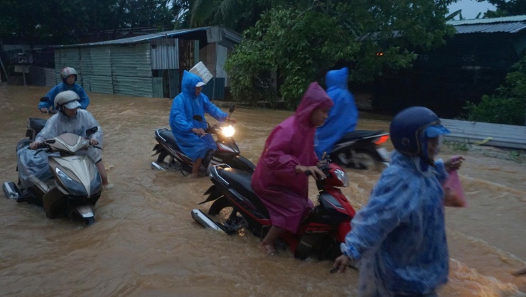 CLIP: Mưa lớn gây ngập nặng, nước cuồn cuộn tràn qua đường Âu Cơ ở Đà Nẵng - 7