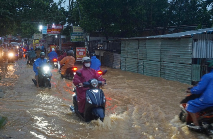 CLIP: Mưa lớn gây ngập nặng, nước cuồn cuộn tràn qua đường Âu Cơ ở Đà Nẵng - 9