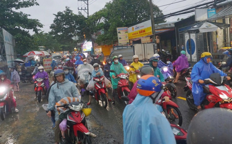 CLIP: Mưa lớn gây ngập nặng, nước cuồn cuộn tràn qua đường Âu Cơ ở Đà Nẵng - 10