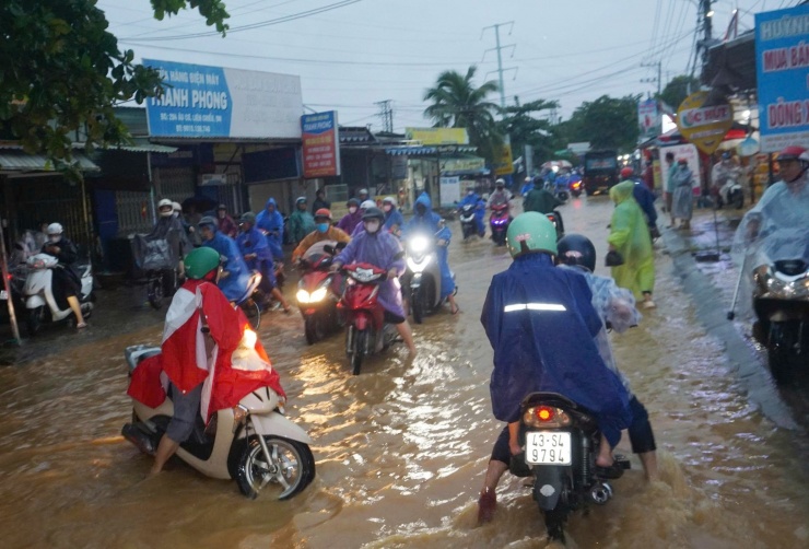 CLIP: Mưa lớn gây ngập nặng, nước cuồn cuộn tràn qua đường Âu Cơ ở Đà Nẵng - 11