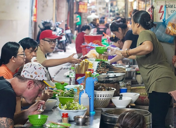 Hàng bún chả que tre trong ngõ. Ảnh: Thanh Thúy
