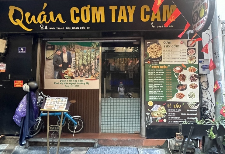 Quán cơm tay cầm ngõ Tràng Tiền. Ảnh: Tâm Anh