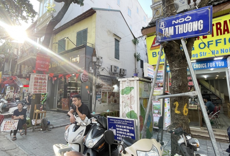 Lối vào gõ Tạm Thương trên phố Hàng Bông. Ảnh: Tâm Anh