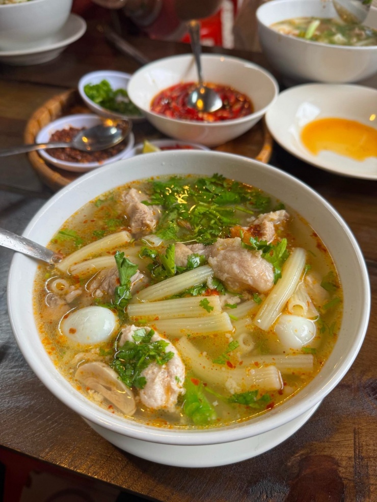 Tăng Thanh Hà 'mê quên lối về' mùa hồng chín ở Đà Lạt - 4