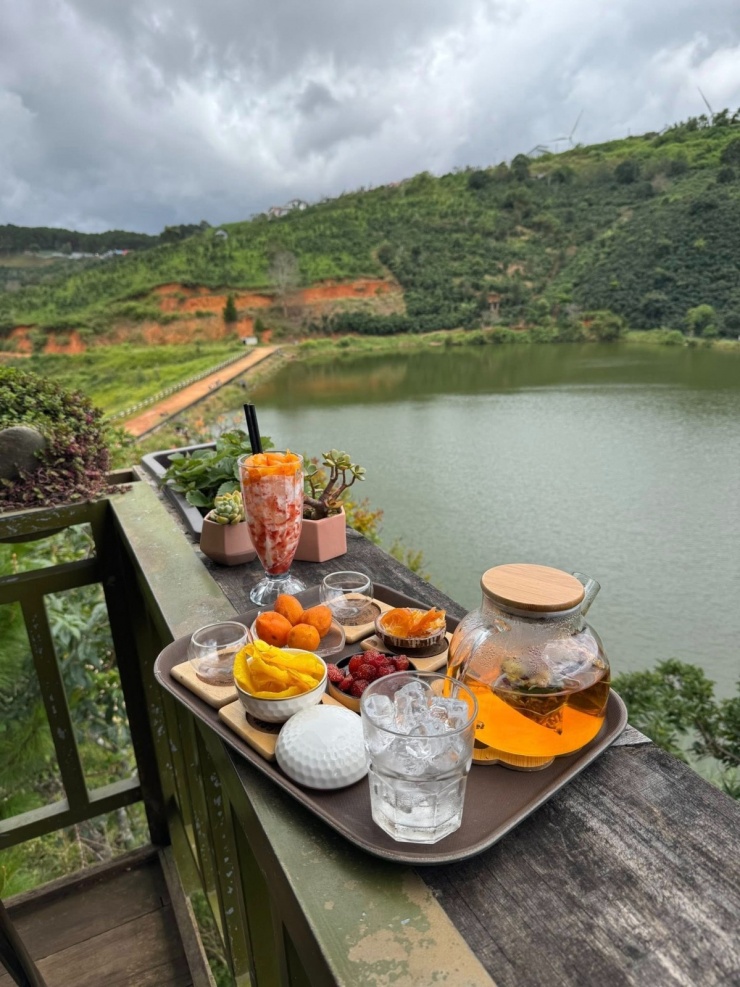 Tăng Thanh Hà 'mê quên lối về' mùa hồng chín ở Đà Lạt - 6