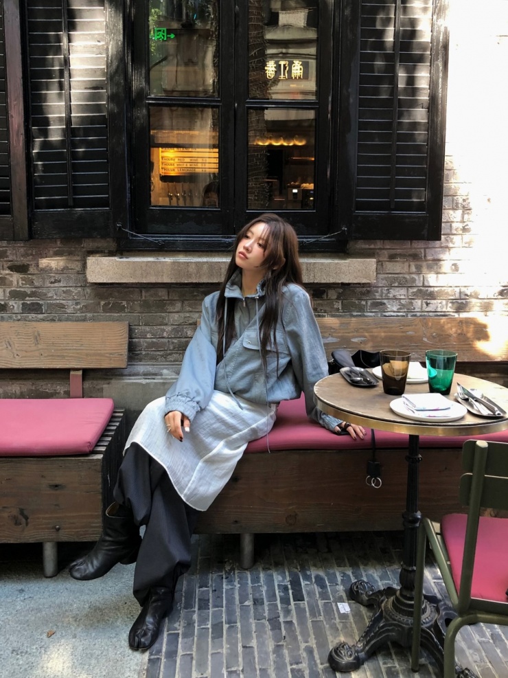 Nhiều người trẻ còn lăng xê áo gió thể thao. Thiết kế này đang được nhiều nhà mốt thế giới phát triển, trong đó có Saint Laurent. So với trước đây, áo gió thể thao hiện nay được cải tiến, trông thời trang và dễ ứng dụng hơn.