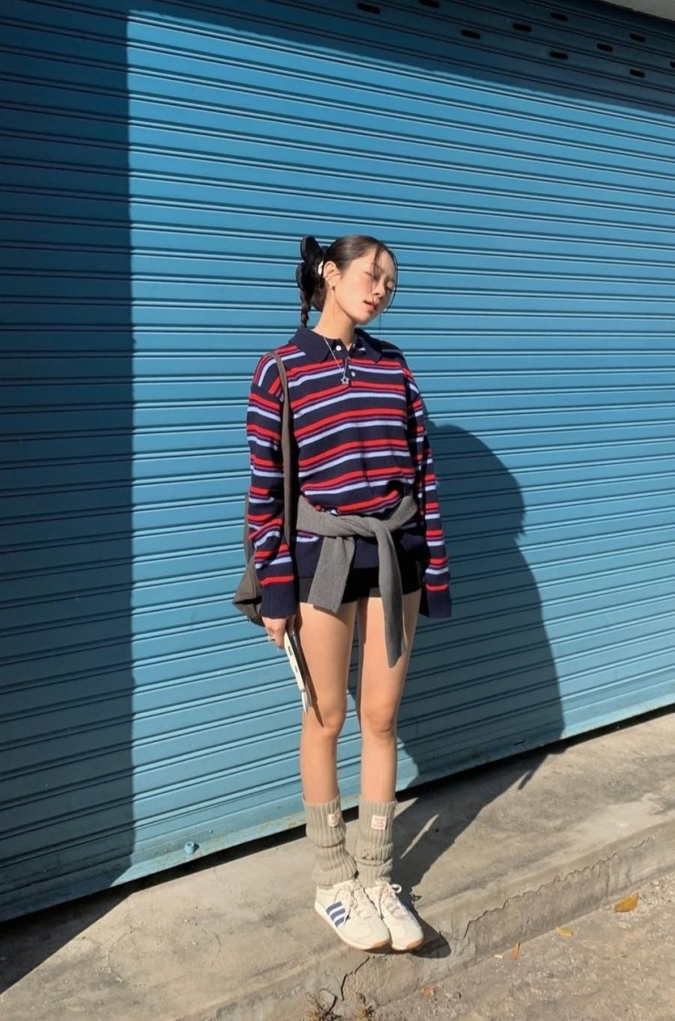 Kiểu áo polo dài tay từng bị xem là mốt thảm họa của thập niên 2000 vẫn tiếp tục duy trì sức hút từ năm ngoái tới nay. Để tạo vẻ trẻ trung, bạn nên chọn họa tiết kẻ ngang, phối bốt cao hoặc sneakers.