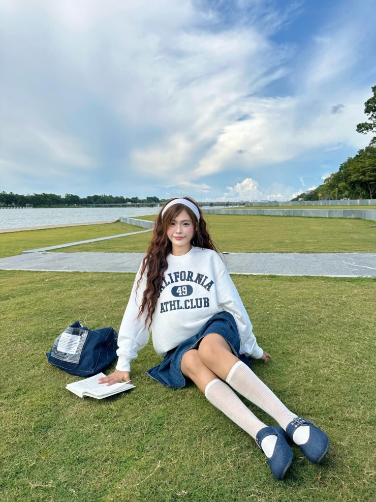 Sweatshirt được xem là món đồ không thể thiếu mỗi khi trời se lạnh. Chất liệu da cá hoặc lót bông đều phù hợp với mùa này. Một trong những cách phối dễ nhất là kết hợp chân váy mini và giày Mary Jane.