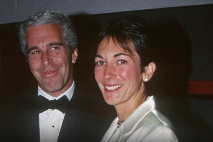 Maxwell là thân tín, chịu trách nhiệm tìm kiếm "con mồi" cho Epstein.
