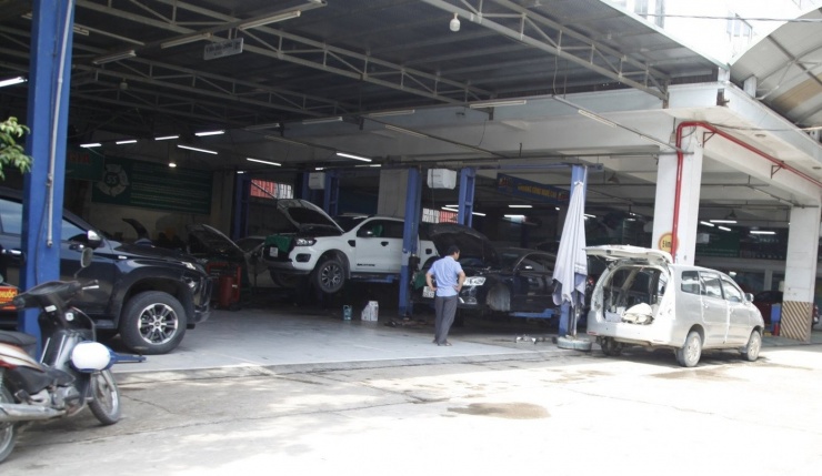 Những chiếc ô tô bị hư hỏng nằm chật kín một gara sửa chữa ở phường Bắc Giang (Bắc Ninh).