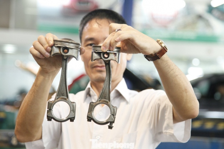 Sau lũ lịch sử, ô tô tiền tỷ bị ngập nước nằm chờ &#39;cấp cứu&#39; - 11