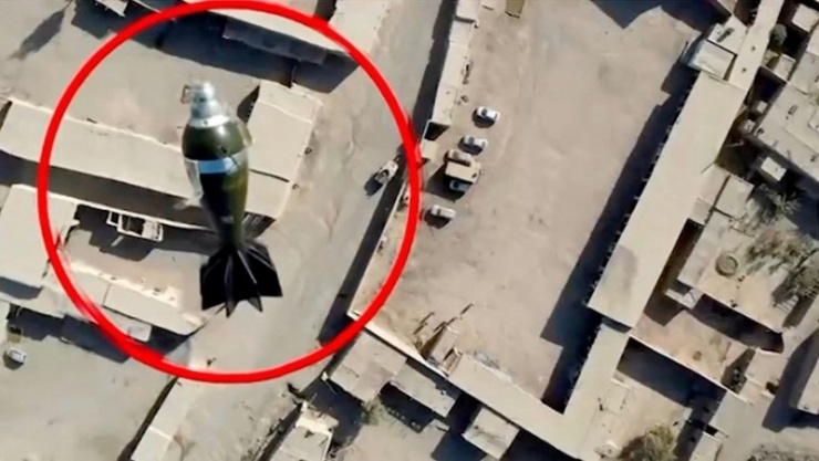 Drone Pakistan thả đạn cối xuống mục tiêu Taliban ở Afghanistan. Ảnh: Reuters