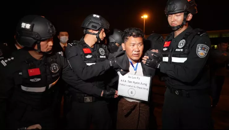 Đối tượng Từ Phát Khải bị lực lượng an ninh Myanmar bàn giao cho công an Trung Quốc hồi tháng 1-2024. Ảnh: TÂN HOA XÃ