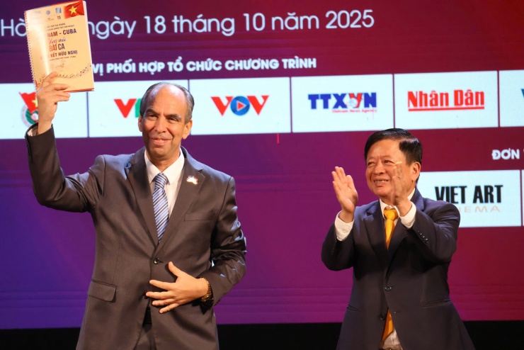 Nhạc sĩ Đỗ Hồng Quân (bên phải), Chủ tịch Liên hiệp các Hội Văn học nghệ thuật Việt Nam, trao tặng bản demo tuyển tập âm nhạc "Việt Nam - Cuba, Vang mãi bài ca đoàn kết hữu nghị" cho Đại sứ Đặc mệnh Toàn quyền Cuba tại Việt Nam Rogelio Polanco Fuentes, như một biểu tượng đẹp của âm nhạc, tình bạn và nghĩa tình sắt son giữa hai dân tộc. Ảnh: Hải Anh