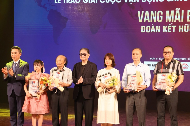 Ban tổ chức trao giải tác phẩm đạt giải Cuộc vận động sáng tác ca khúc "Việt Nam - Cuba, vang mãi bài ca đoàn kết hữu nghị". Ảnh: Hải Anh