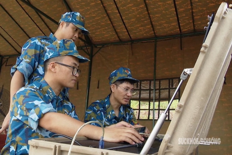 Những chiến sĩ, nhà khoa học trẻ trong phòng thử nghiệm UAV tại Viện Kỹ thuật PK-KQ.