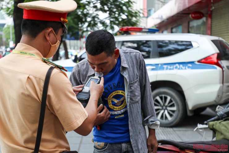 CSGT Hà Nội kiểm tra nồng độ cồn trưa 18/10.