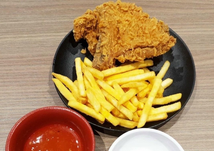 Không nên ăn đồ chiên rán vào buổi tối. Ảnh: N.H.