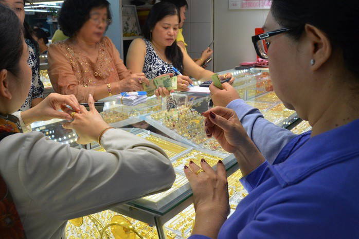 Giá vàng hôm nay "bốc hơi" hàng trăm USD