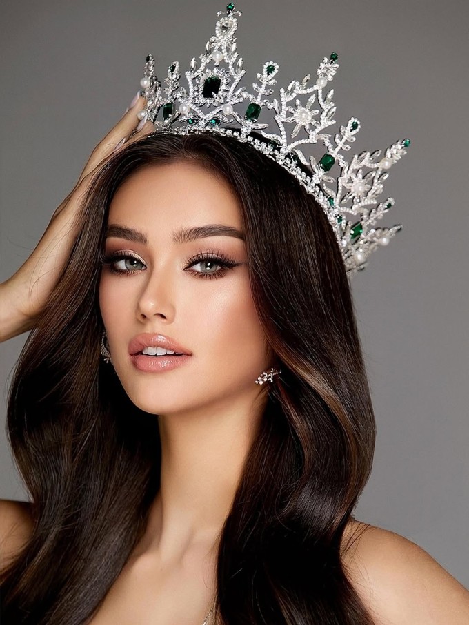 Hoa hậu Cộng hòa Czech - Markéta Mörwicková - là một người mẫu, influencer và nhân vật sáng tạo trong lĩnh vực thời trang và làm đẹp. Ở tuổi 21, cô hiện theo học chương trình Cử nhân Quản trị Kinh doanh chuyên ngành Marketing và Quản lý. Markéta miêu tả bản thân là một cô gái năng động, thân thiện và nỗ lực vươn tới mục tiêu. Người đẹp được khán giả yêu thích với vẻ đẹp ngọt ngào, vóc dáng nóng bỏng. Nổi bật từ đầu cuộc thi, đại diện nhan sắc Cộng hòa Czech tiếp tục tỏa sáng tại bán kết hôm 15/10, được ban giám khảo chấm vào top 10 phần thi áo tắm.