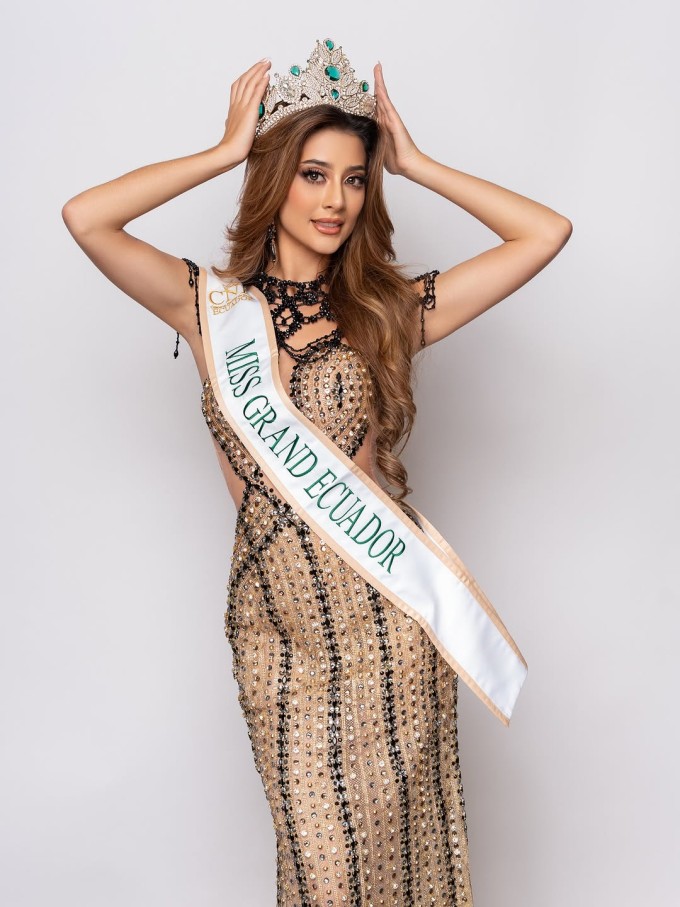 Miss Grand Ecuador - Samantha Quenedit - thu hút bởi vẻ đẹp tươi sáng, vóc dáng khỏe khoắn. Người đẹp năm nay 25 tuổi, cao 1,70 m. Cô có bằng Cử nhân Truyền thông Xã hội và Thạc sĩ về Nghệ thuật Biểu diễn. Ngoài vai trò người mẫu, cô là nhà sản xuất sự kiện và là giám đốc của hai học viện - trường đào tạo múa và nghệ thuật biểu diễn. Samantha hiện tổ chức hoạt động thông qua dự án đưa nghệ thuật múa vào việc hỗ trợ sức khỏe tinh thần, đặc biệt cho thanh thiếu niên.