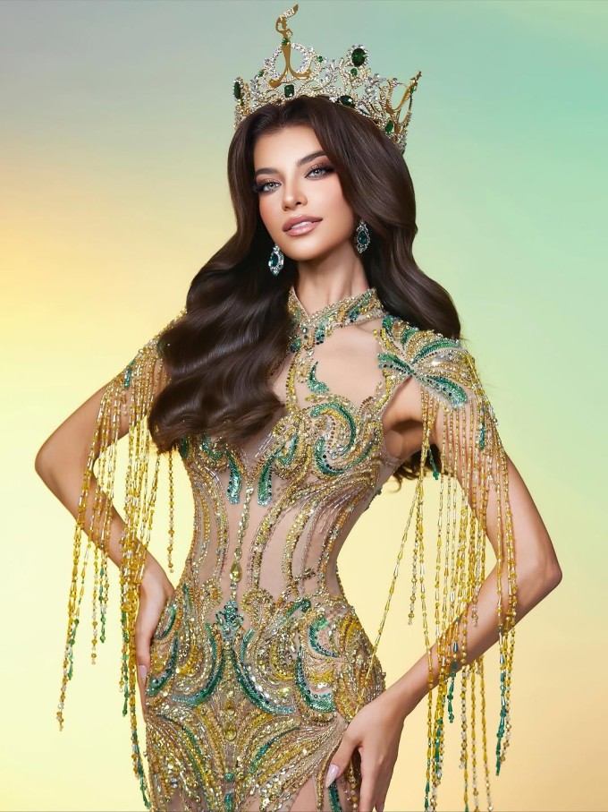 Miss Grand Guatemala - Ana-Sofía Lendl - là ứng viên mạnh khác của khu vực châu Mỹ. Cô 27 tuổi, cao 1,71 m, thân hình gợi cảm. Ana mang hai dòng máu Guatemala và Áo, thành thạo ba thứ tiếng: Tây Ban Nha, Anh và Đức. Người đẹp có bằng Báo chí kỹ thuật số và cũng là một chuyên gia về Thiết kế Nội thất. Cô hiện là người mẫu chuyên nghiệp, hợp tác với các thương hiệu quốc tế cao cấp và xuất hiện trên ấn phẩm thời trang nổi tiếng như Vogue. Ngoài ra, Ana tích cực tham gia các hoạt động xã hội.