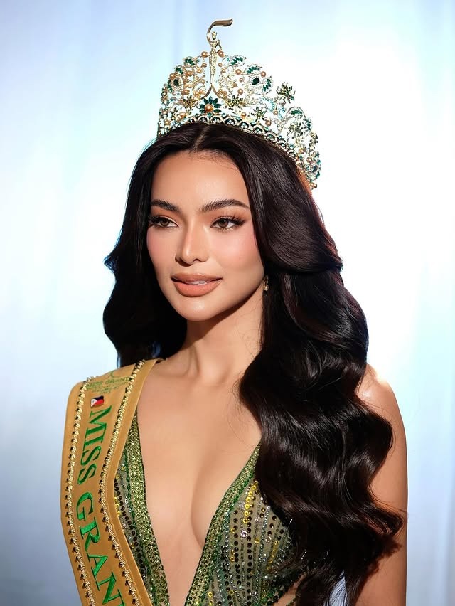 Miss Grand Philippines - Emma Tiglao - là một người mẫu, người dẫn chương trình truyền hình nổi tiếng tại quê nhà. Người đẹp 30 tuổi tham gia các cuộc thi nhan sắc từ năm 2012 và từng vào top 20 Hoa hậu Liên lục địa 2019. Emma được đánh giá hội tụ các yếu tố nhan sắc - trí tuệ - phong thái sân khấu, luôn tạo dấu ấn mạnh mẽ mỗi khi trình diễn và có lượng fan hùng hậu.