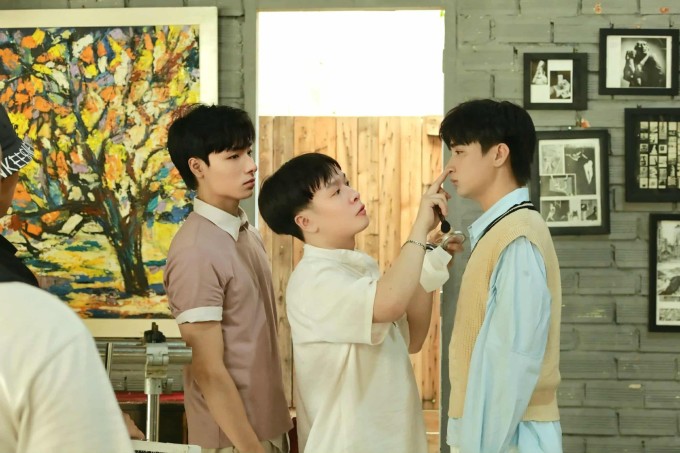 Lý Trường Giới chăm chút diện mạo cho dàn cast phim 'Chàng Kẹ'.