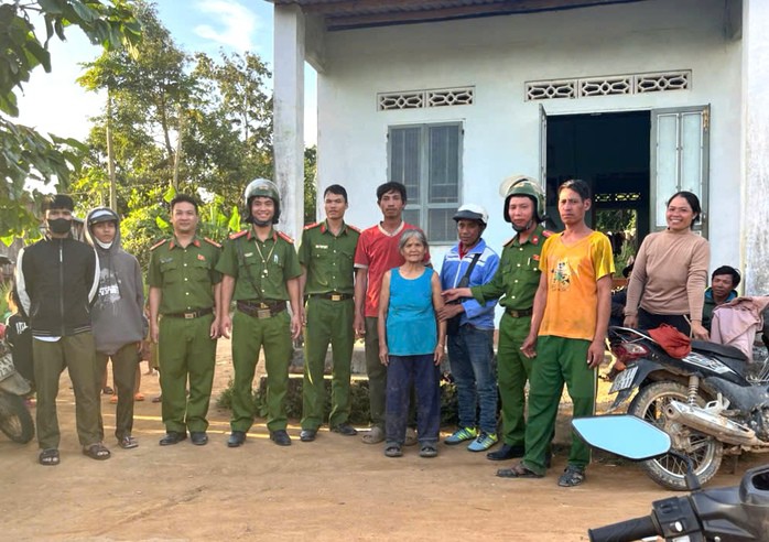 Cụ bà Y Bẽ được tìm thấy và đưa về nhà an toàn sau 2 ngày đi lạc