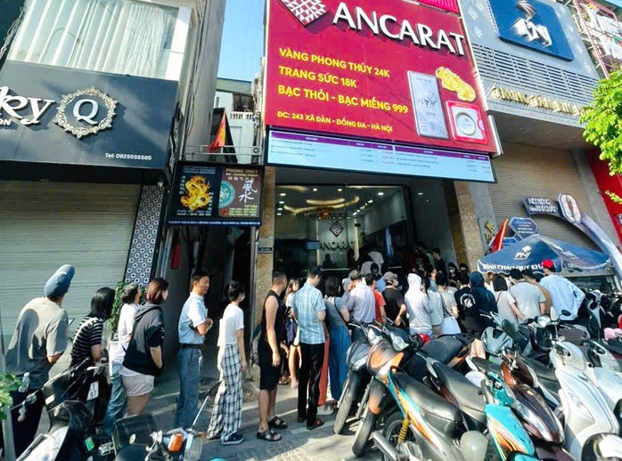 Giá bạc giảm mạnh khiến nhiều người dân xếp hàng mua tích trữ