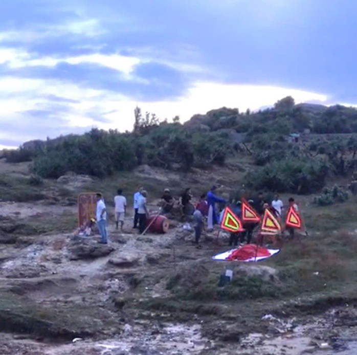 Ngư dân làm lễ an táng trang trọng cho rùa biển. Ảnh: Anh Cúc