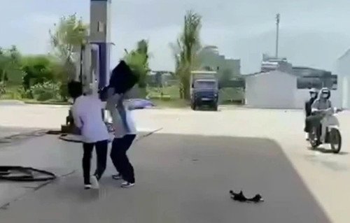 Hiện trường nơi nam sinh lớp 12 bị bạn cùng trường đâm tử vong. Ảnh cắt từ clip.