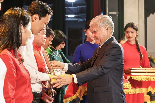 Ông Đỗ Văn Chiến, Ủy viên Bộ Chính trị, Bí thư Trung ương Đảng, Bí thư Đảng ủy MTTQ, các đoàn thể Trung ương, Chủ tịch Ủy ban Trung ương MTTQ Việt Nam, tặng bằng khen cho các tập thể, cá nhân có nhiều đóng góp cho Chương trình vận động ủng hộ nhân dân Cuba với chủ đề "65 năm nghĩa tình Việt Nam - Cuba". Ảnh: Hải Anh