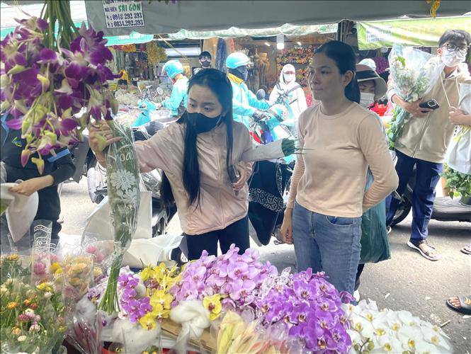 Thị trường hoa và quà tặng 20/10 tại TP Hồ Chí Minh bắt đầu sôi động trước lễ.