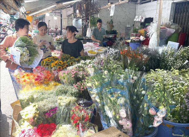 Giá hoa trước lễ tại TP. Hồ Chí Minh nhích nhẹ 20 - 30% so với bình thường.