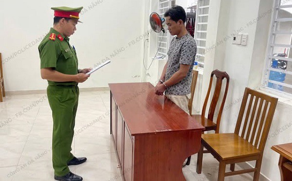 Công an đọc lệnh bắt tạm giam đối với Huỳnh Kim Vịnh. Ảnh: Công an TP Đà Nẵng.