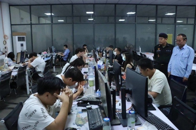Cảnh sát Campuchia khám xét một cơ sở lừa đảo trực tuyến tại tỉnh Kratie ngày 17/7. Ảnh: Khmer Times