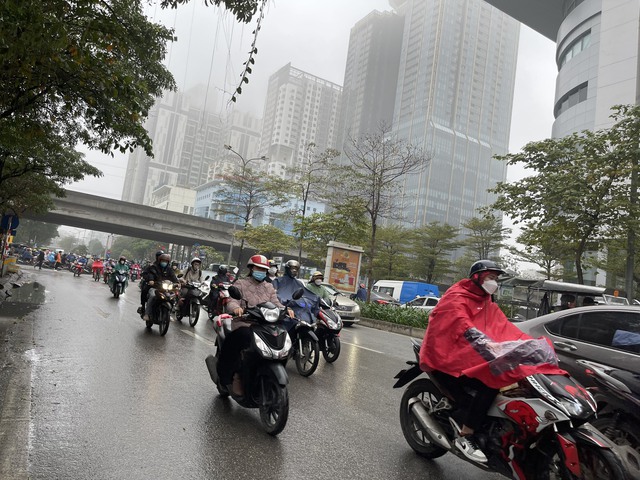 Theo dự báo, gió mùa Đông Bắc tràn về, Hà Nội có mưa, nhiệt độ giảm.