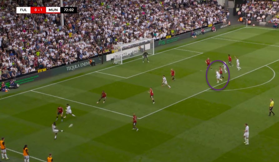 Fernandes để cho Smith Rowe chạy vào khu 5m50 và ghi bàn cho Fulham