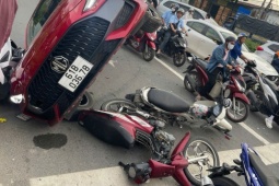 Khoảnh khắc ôtô đâm 6 xe máy dừng đèn đỏ ở TP HCM