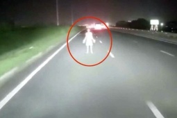 Ô tô tông người bất ngờ lao ra cao tốc, tài xế có phải chịu trách nhiệm?