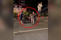 Clip: Hú vía cô gái lao thẳng vào dây điện giữa đường một cách khó tin