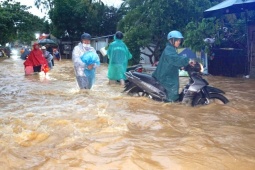 Tin tức trong ngày - CLIP: Mưa lớn gây ngập nặng, nước cuồn cuộn tràn qua đường Âu Cơ ở Đà Nẵng