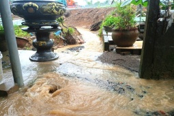 Tin tức trong ngày - CLIP: Nước như thác tràn vào nhà dân ở Đà Nẵng