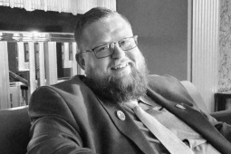 Câu chuyện hy hữu: Anh trai biến thành cha hợp pháp của em trai